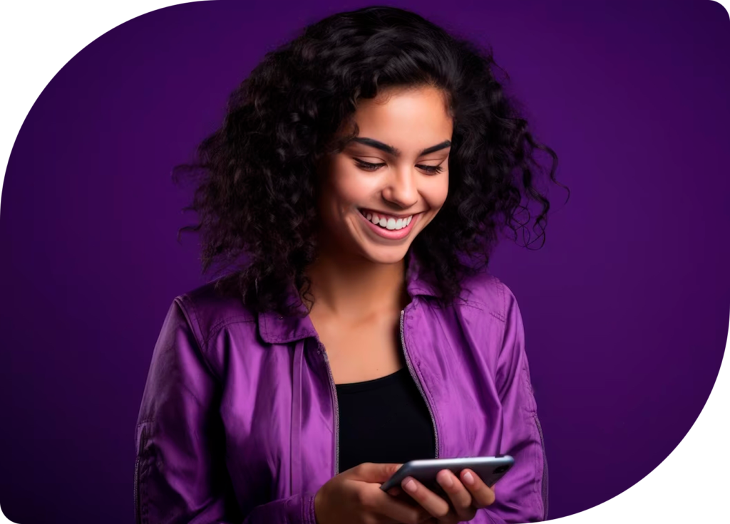 Mulher sorridente usando o celular para gerenciar sua loja virtual criada com a Niinja